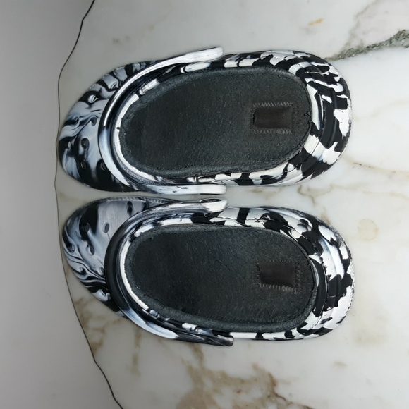 Crocs Classic Unisex Marbled Design Fleece Lined Crocs - Picture 4 of 8